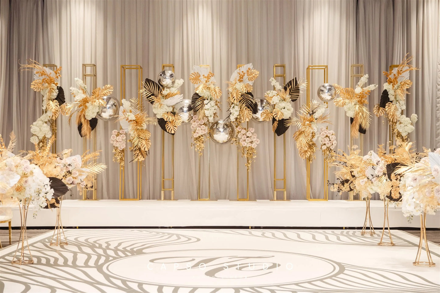 Geometric Gold Arch Frames